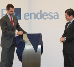 Su Alteza Real el Príncipe de Asturias y de Girona descubre una placa conmemorativa de su visita